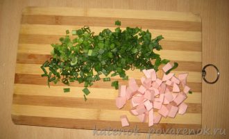Яичница с зеленым луком и колбасой - шаг 1
