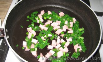 Яичница с зеленым луком и колбасой - шаг 2