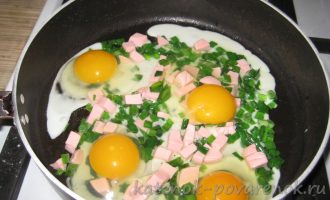 Яичница с зеленым луком и колбасой - шаг 3