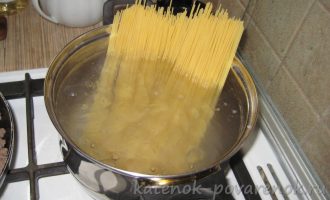 Спагетти с томатно-мясным соусом «Болонез» - шаг 2