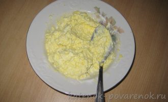 Гренки из ржаного хлеба с яйцом и помидором - шаг 3