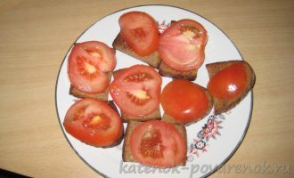 Гренки из ржаного хлеба с яйцом и помидором - шаг 5