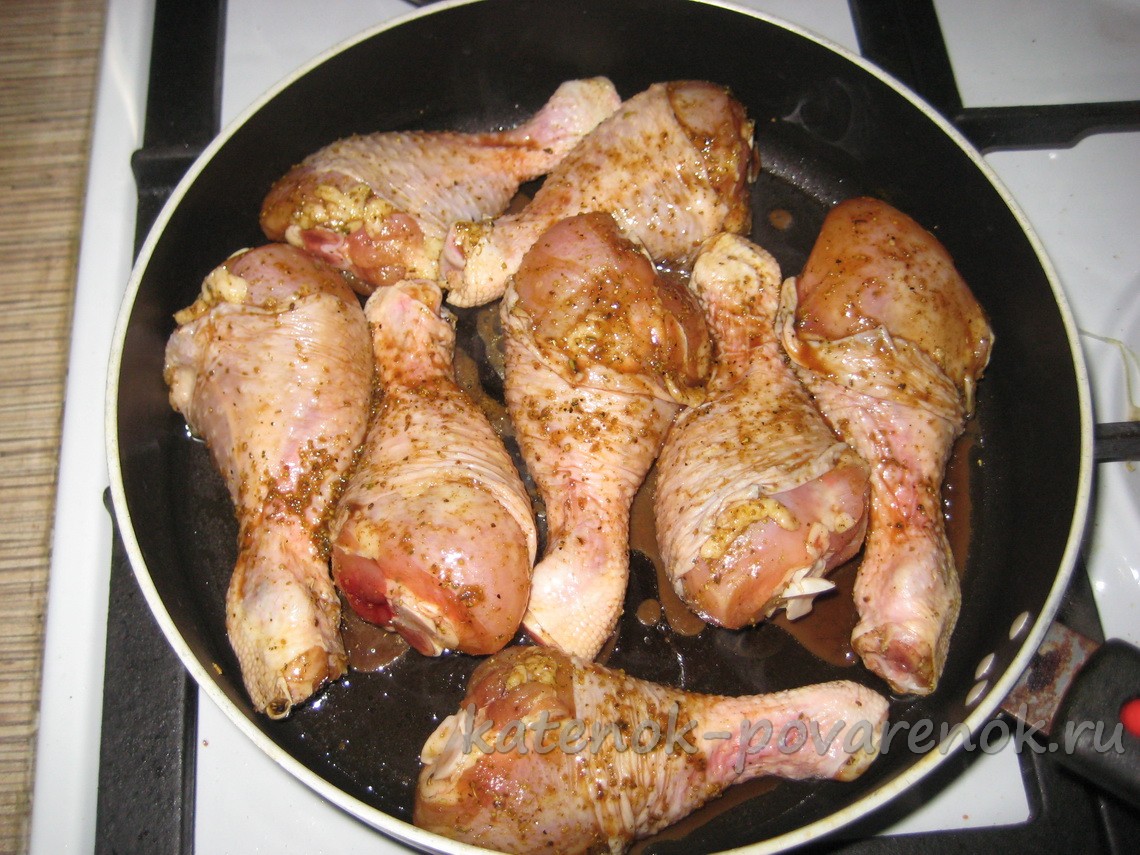 Жареная курица на сковороде фото