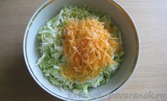 Салат из капусты с чесноком и морковью - шаг 3