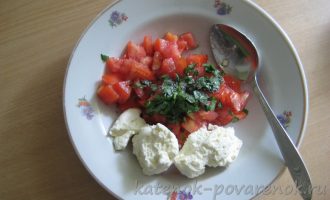 Салат из помидоров и творога - шаг 2