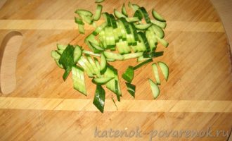 Салат из свежей капусты c огурцом - шаг 2