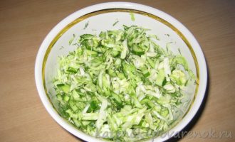 Салат из свежей капусты c огурцом - шаг 4