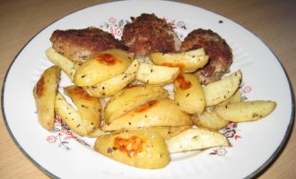 Картофель, запеченный в духовке с травами