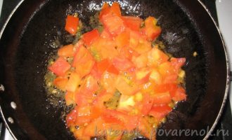 Яичница с помидорами и колбасой - шаг 3
