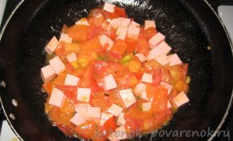 Яичница с помидорами и колбасой - шаг 4