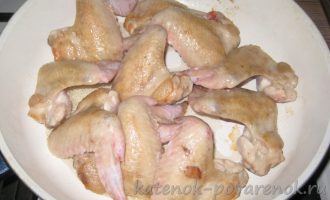 Куриные крылышки, жаренные с луком на сковороде - шаг 1