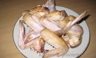 Куриные крылышки, жаренные с луком на сковороде - шаг 2