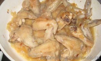 Куриные крылышки, жаренные с луком на сковороде - шаг 5