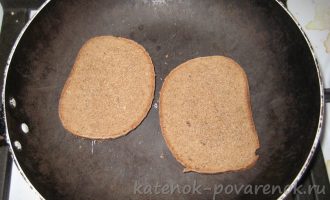 Бутерброды со шпротами и соленым огурцом - шаг 1