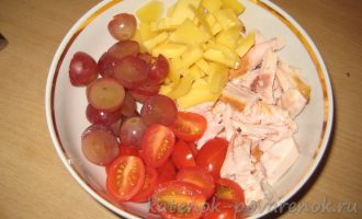Салат с копченой курицей, виноградом и сыром - шаг 5