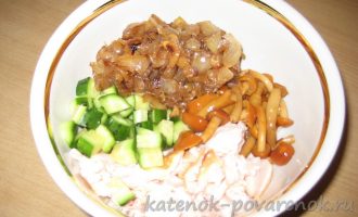 Салат с копченой курицей и маринованными опятами - шаг 4