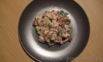 Салат с копченой курицей и маринованными опятами - шаг 5