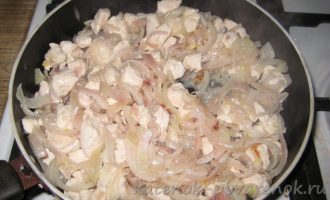 Куриное филе, тушеное с овощами на сковороде - шаг 5