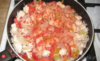 Куриное филе, тушеное с овощами на сковороде - шаг 7
