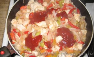 Куриное филе, тушеное с овощами на сковороде - шаг 8