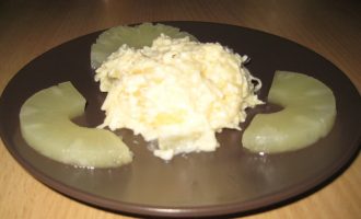 Салат из сыра с ананасами и чесноком