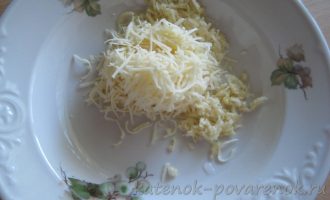 Салат из сыра с ананасами и чесноком - шаг 1