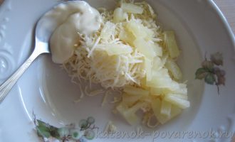 Салат из сыра с ананасами и чесноком - шаг 3