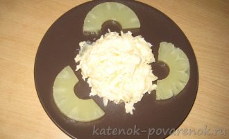 Салат из сыра с ананасами и чесноком - шаг 4