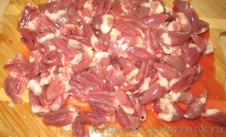 Куриные сердечки, тушеные в томатном соусе - шаг 3