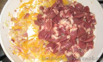 Куриные сердечки, тушеные в томатном соусе - шаг 6