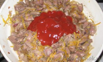Куриные сердечки, тушеные в томатном соусе - шаг 8