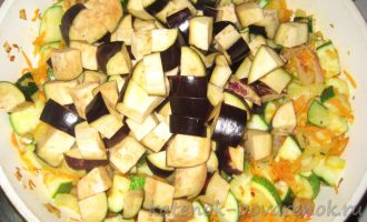Тушеные молодые баклажаны и кабачки с овощами - шаг 11