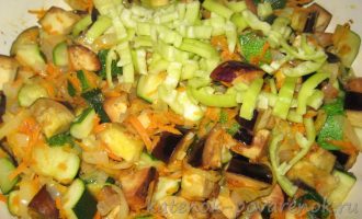 Тушеные молодые баклажаны и кабачки с овощами - шаг 12