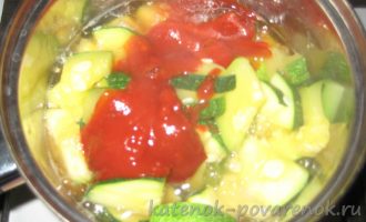 Тушеные кабачки с чесноком и томатным соусом - шаг 3