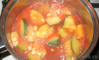 Тушеные кабачки с чесноком и томатным соусом - шаг 4