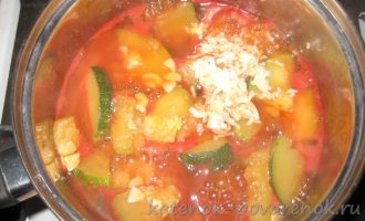 Тушеные кабачки с чесноком и томатным соусом - шаг 5