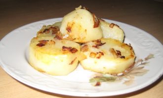Картофель, обжаренный с луком на сковороде