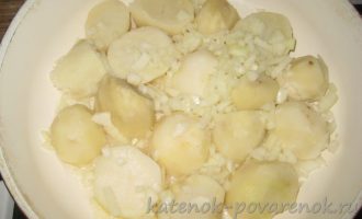 Картофель, обжаренный с луком на сковороде - шаг 3