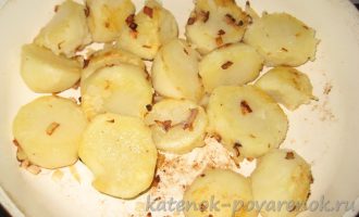 Картофель, обжаренный с луком на сковороде - шаг 4