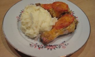Куриные ножки, запеченные с сыром и помидором в духовке