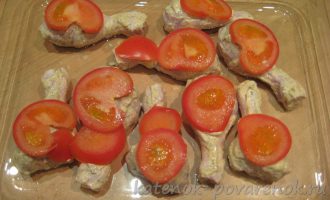 Куриные ножки, запеченные с сыром и помидором в духовке - шаг 7