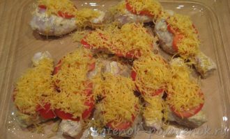 Куриные ножки, запеченные с сыром и помидором в духовке - шаг 8