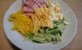 Салат с карбонатом, огурцом и болгарским перцем - шаг 6
