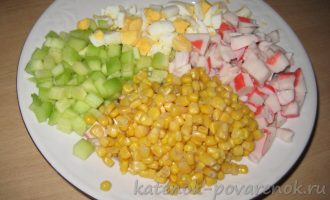 Салат с крабовым мясом и кукурузой - шаг 4