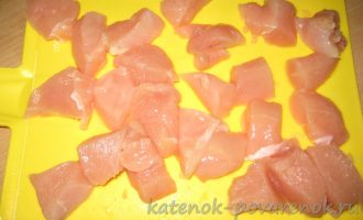Шашлычки из куриного филе с ананасами в духовке - шаг 1