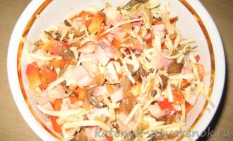 Салат с копченой курицей, грибами и болгарским перцем - шаг 9
