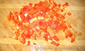 Салат с копченой курицей, грибами и болгарским перцем - шаг 6