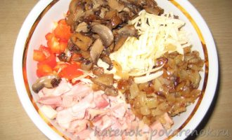 Салат с копченой курицей, грибами и болгарским перцем - шаг 8