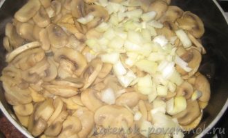 Жареная картошка с шампиньонами на сковороде - шаг 4