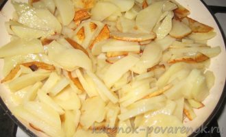 Жареная картошка с шампиньонами на сковороде - шаг 7